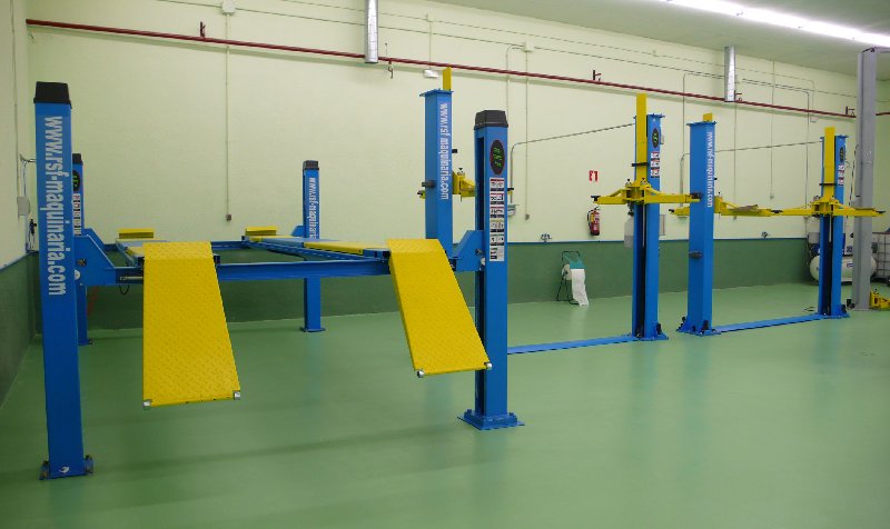 Taller mecánico profesional equipado con elevadores RSF en Madrid