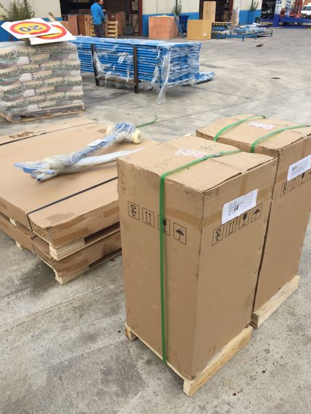 Técnico instalando maquinaria